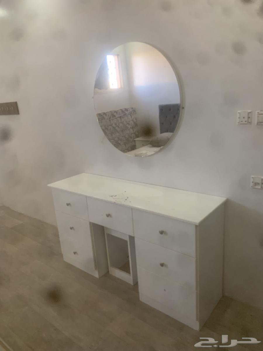 Used bedroom set in excellent condition except for what is shown in the picture only63742077115266111