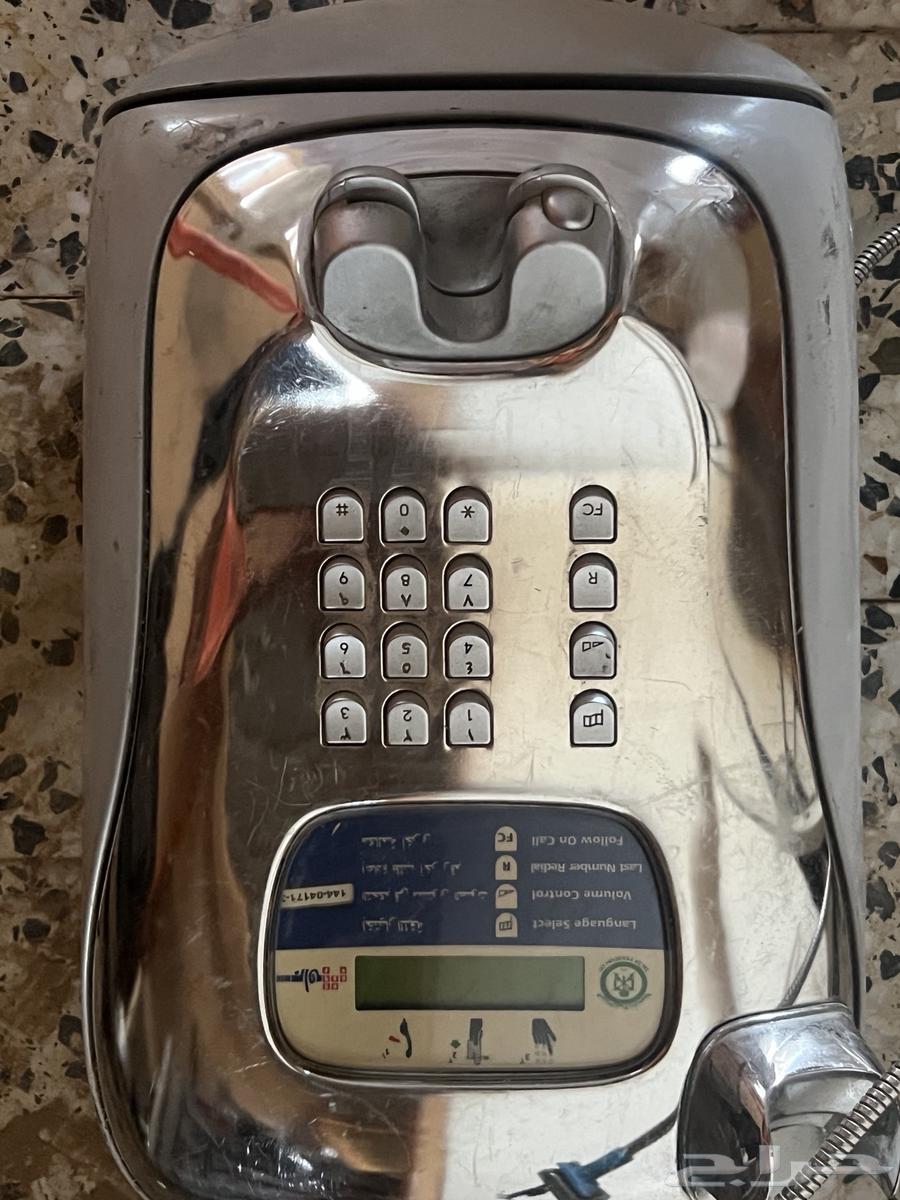 كبينة مع هاتف قديم63746496257411114