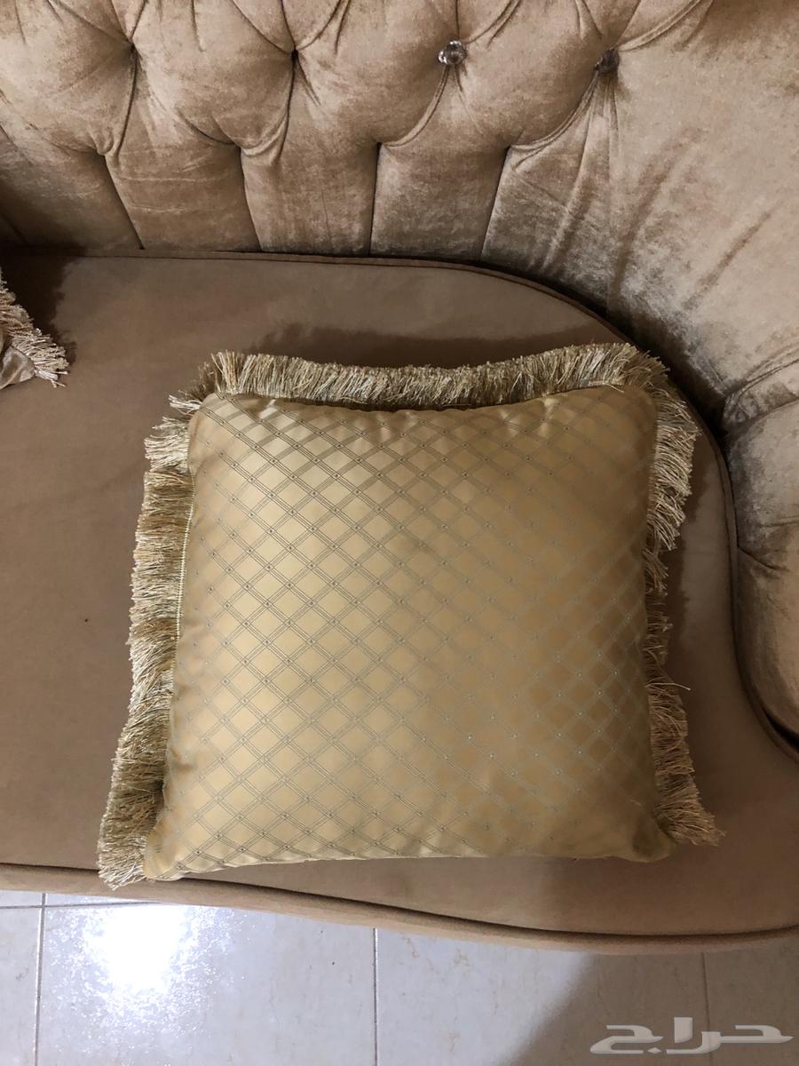 للبيع كنبتين ذهبي قطيفة واسعة ومريحة63745349809283114