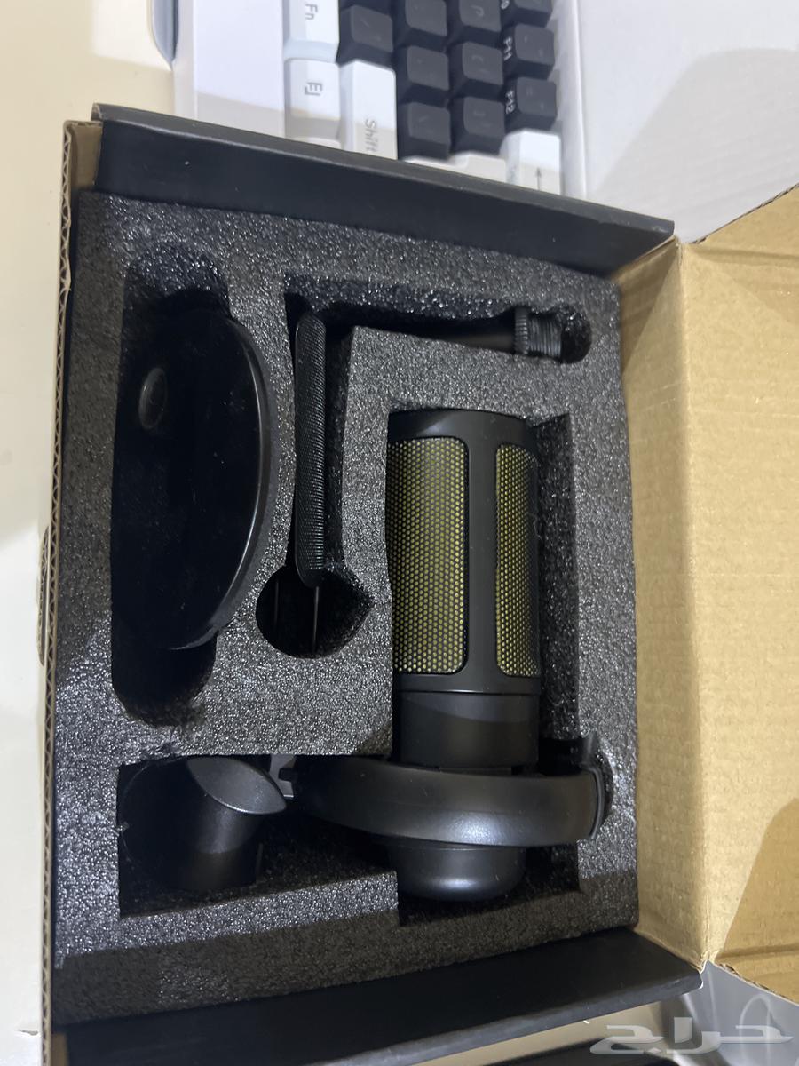 Sony 4 with wired controller, wireless headset, keyboard, microphone, and mouse pad63748749372930113