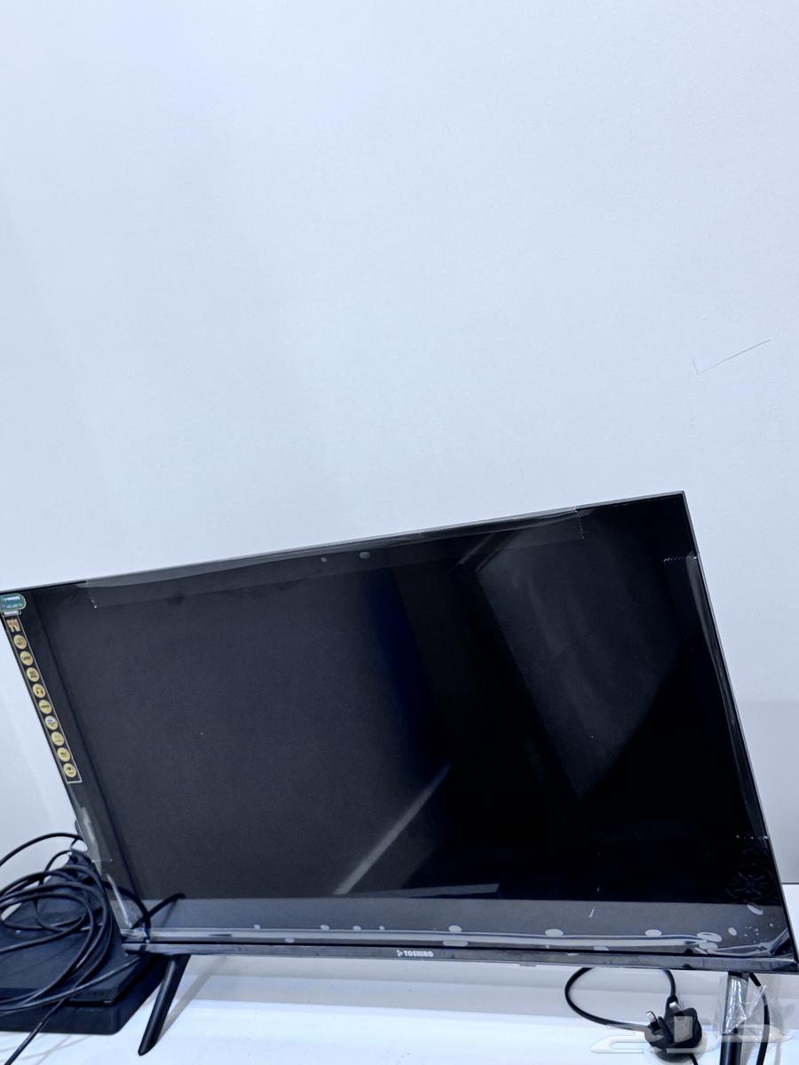 طاولة تلفزيون جديده وشاشه بلاستيشن فيها خط بالشاشه بسيط63795920911106114