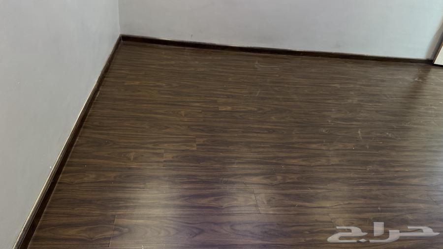 باركيه لون بني ثلاث غرف وسيب جديد63749223540099110