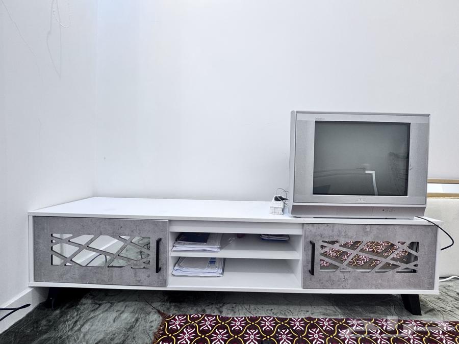طاولة تلفزيون جديده وشاشه بلاستيشن فيها خط بالشاشه بسيط63795920911106111