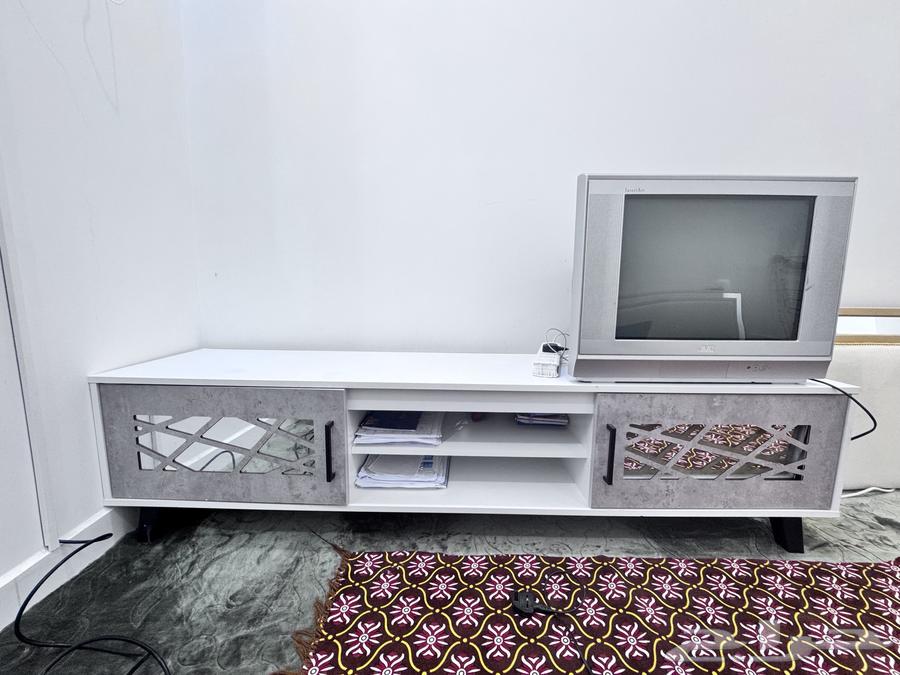 طاولة تلفزيون جديده وشاشه بلاستيشن فيها خط بالشاشه بسيط63795920911106110