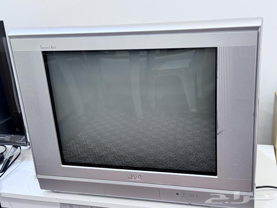 طاولة تلفزيون جديده وشاشه بلاستيشن فيها خط بالشاشه بسيط63795920911106112