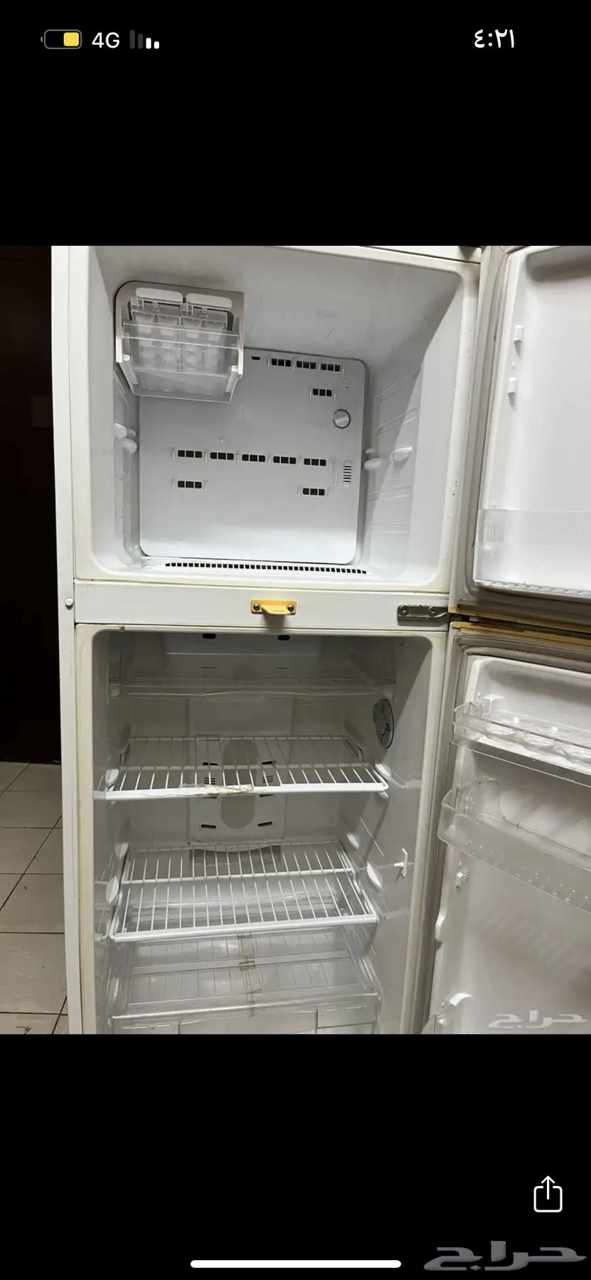 Samsung refrigerator with light cooling and freezer making ice, single bed, and board63744967372033114