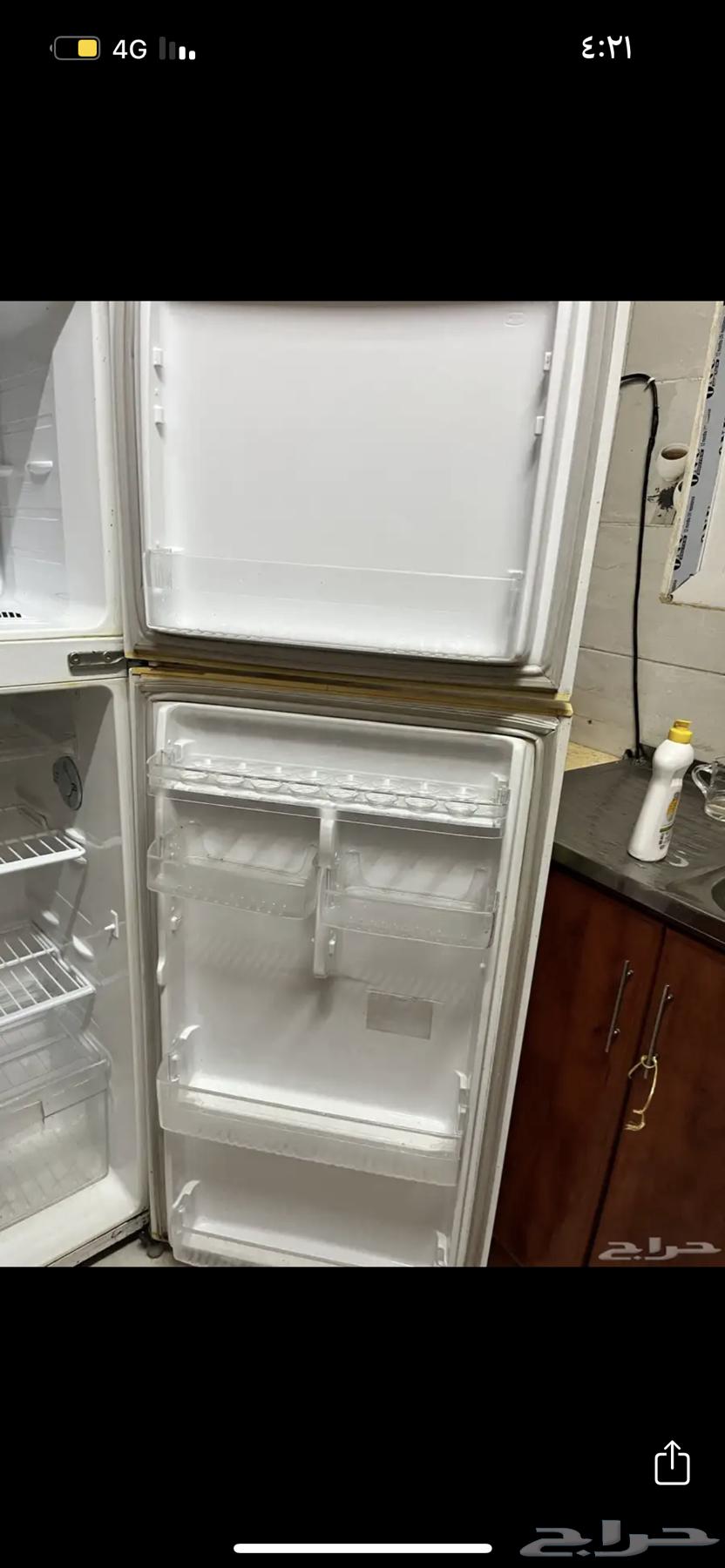 Samsung refrigerator with light cooling and freezer making ice, single bed, and board63744967372033113