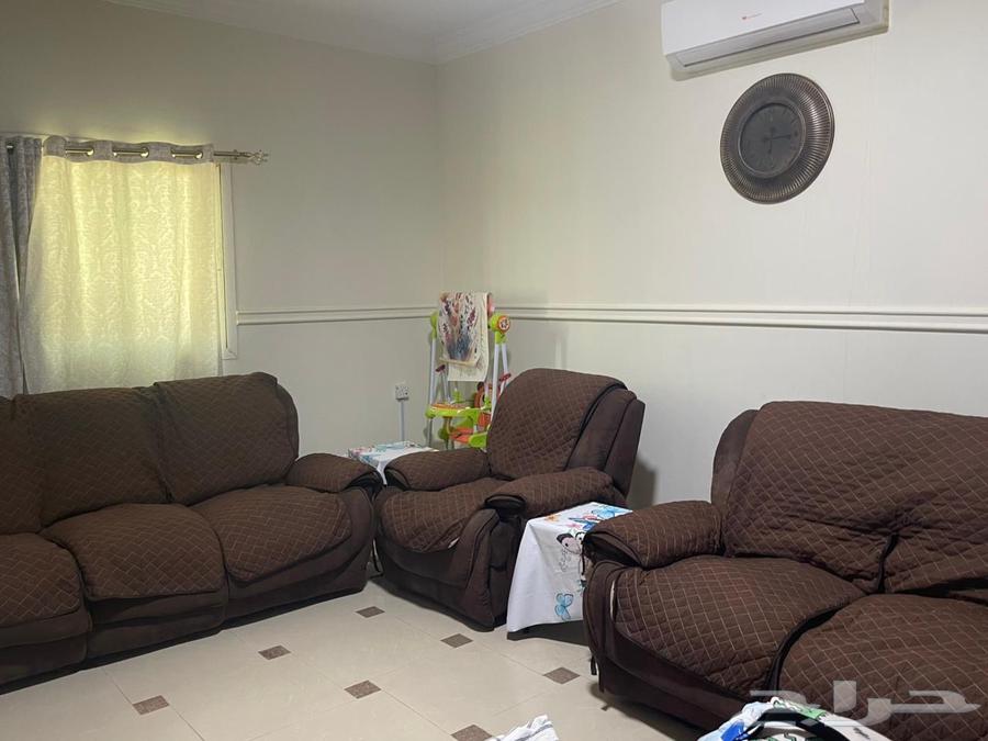 Excellent condition table like new, and excellent condition sofa sets63754902953218112