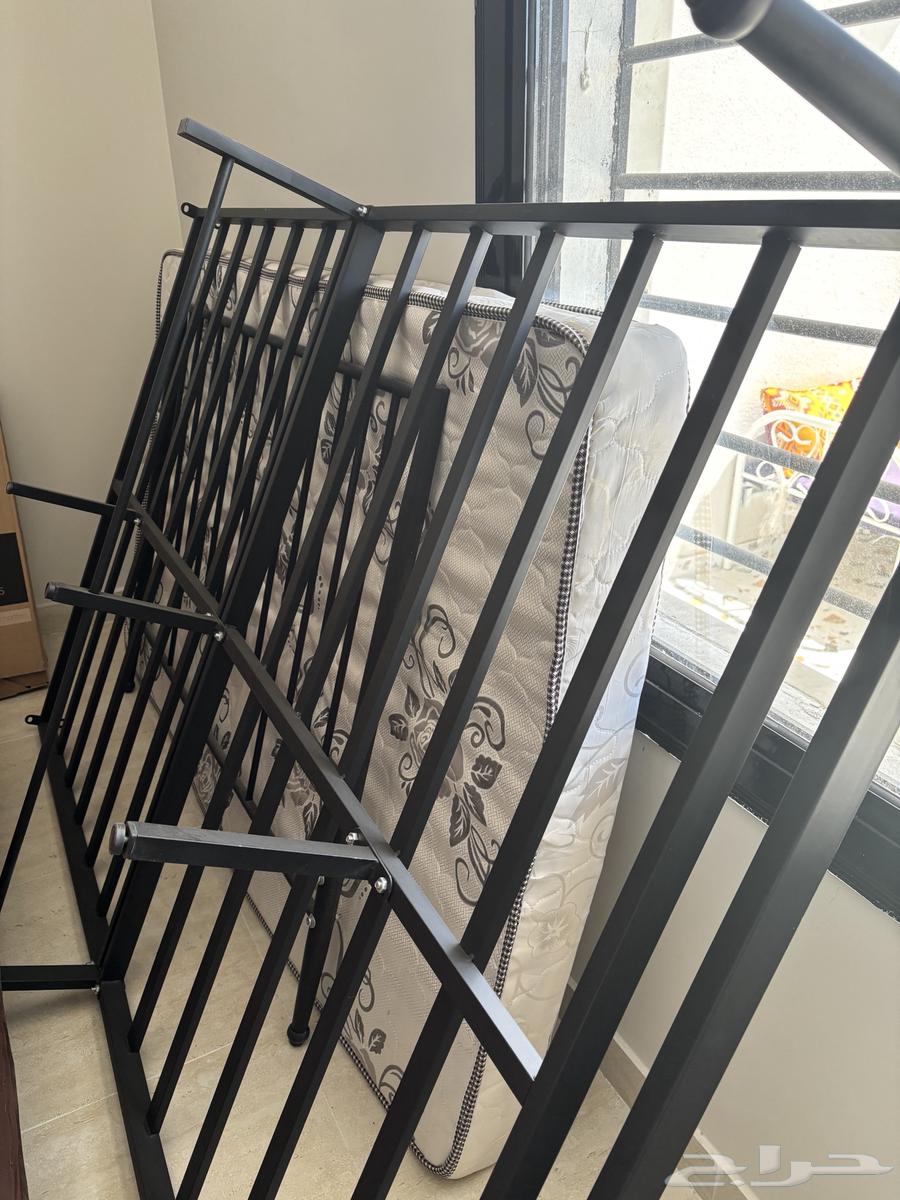 One and a half person iron chair with clean usage table63754707656450110