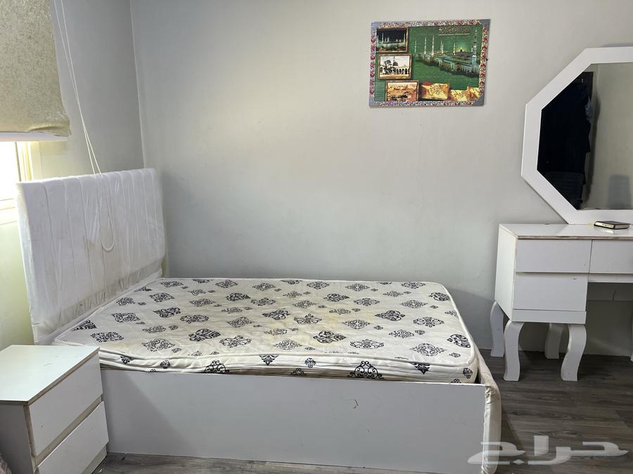 للبيع غرفة نوم كاملة بلون أبيض أنيق   بحالة ممتازة جدا63754707348227110