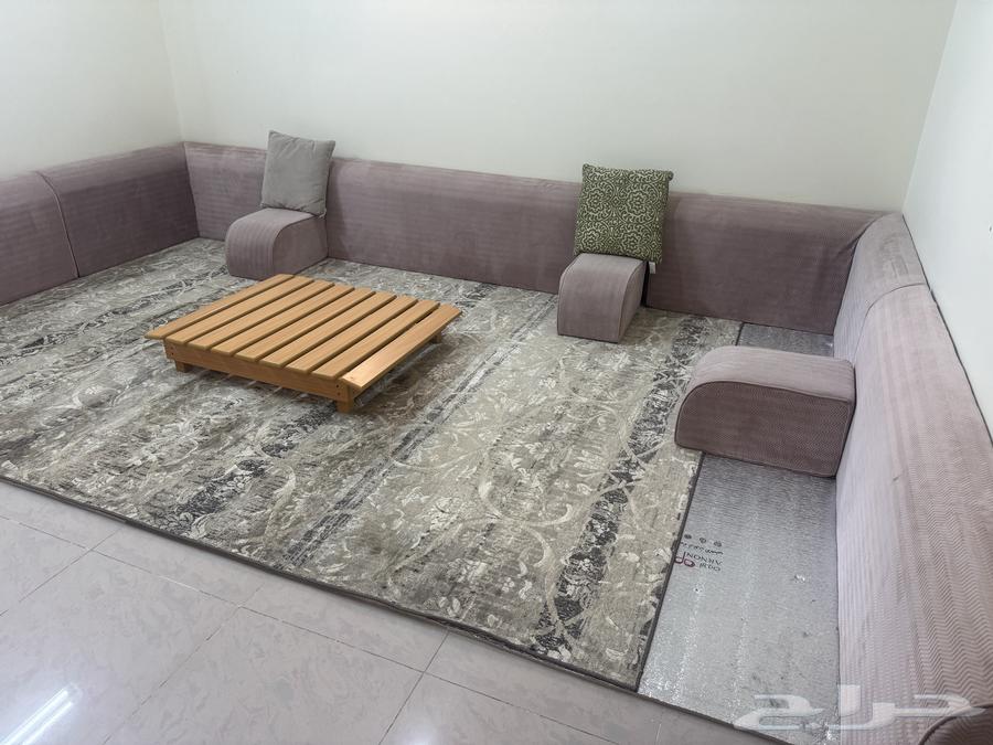 Table and floor mat with armrests63757052553218111