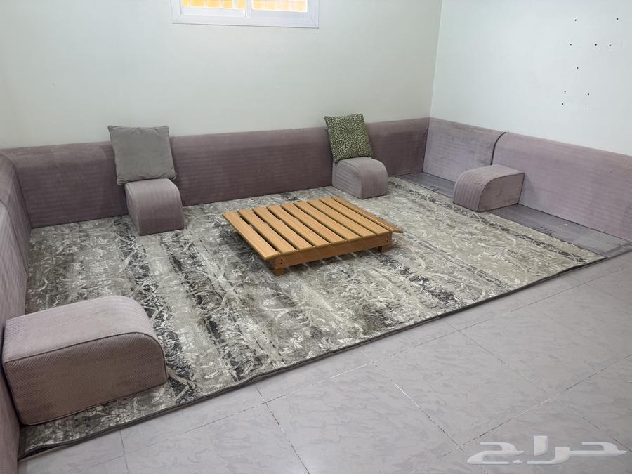 Table and floor mat with armrests63757052553218110