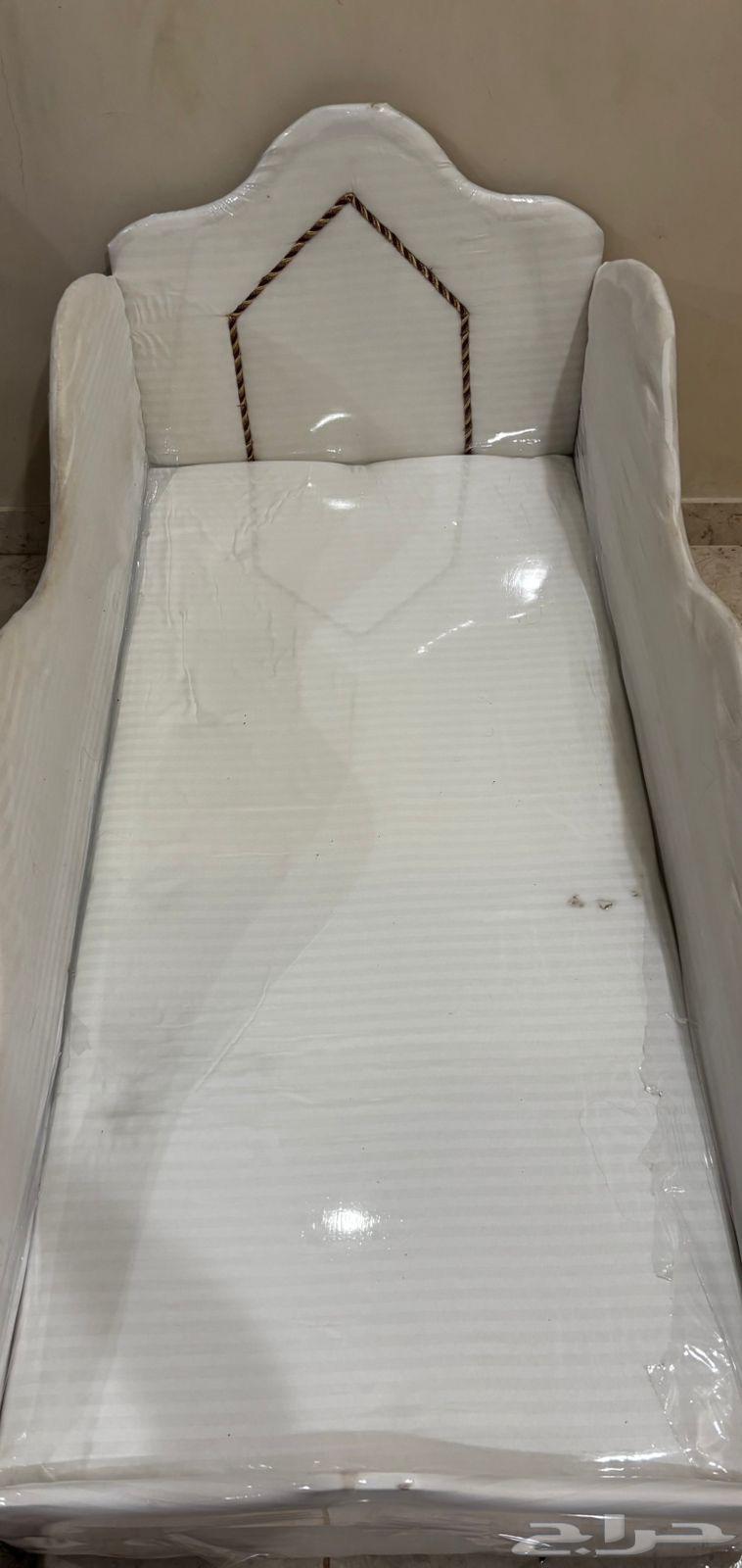 سرير اطفال شبه جديد اكياسه عليه ونظيف ب 80 ريال بيع مستعجل63758335936259110