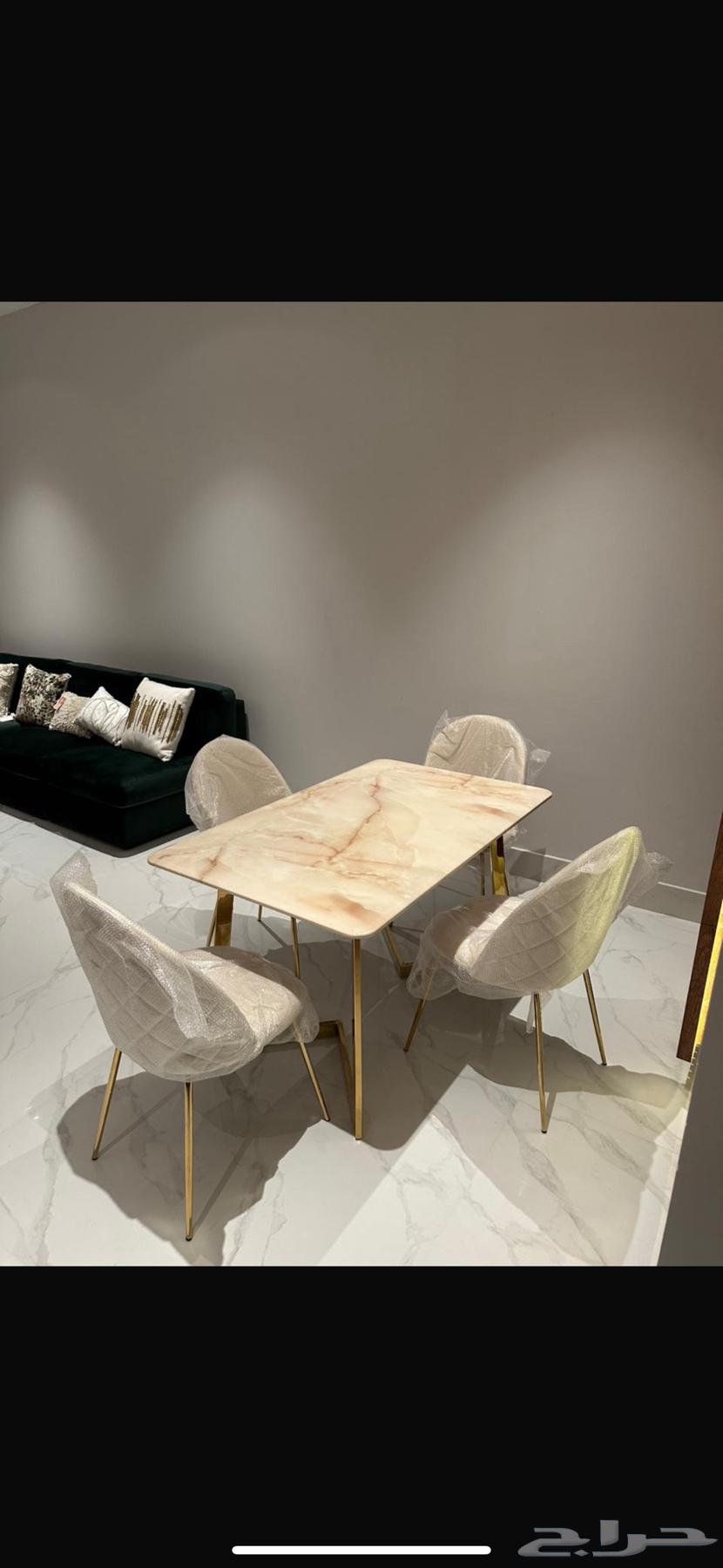 طاولة طعام منزليه اربعة اشخاص شبة جديدة63755779699458110