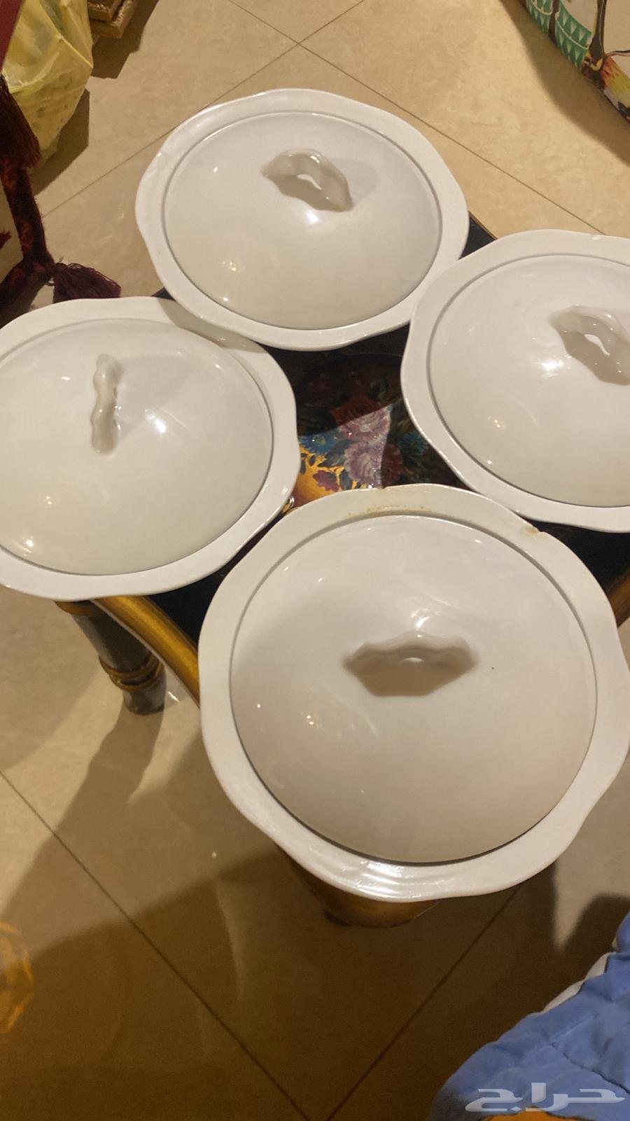 اباريق بالوان زاهيه وصحون بيضاء بغطاء63770703135873112