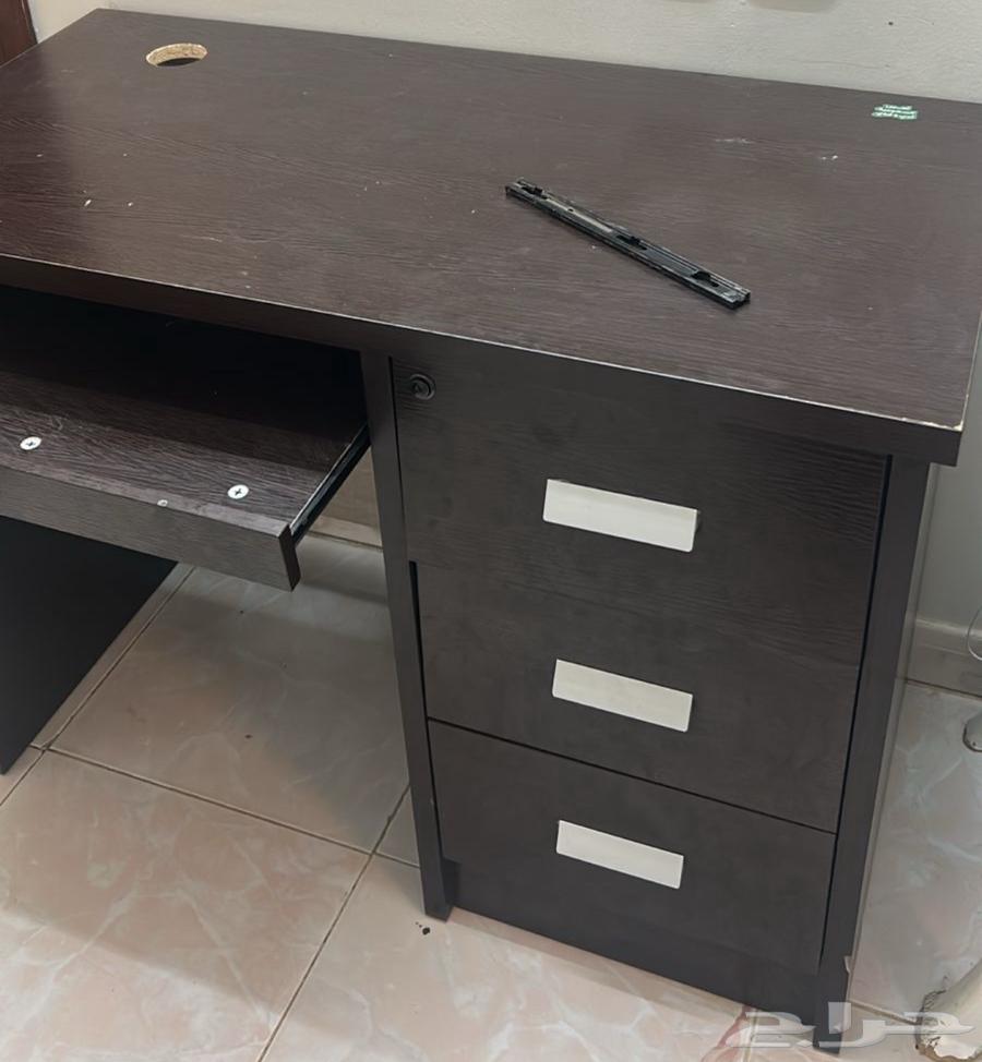 طاوله نظيفه بس مشكله خفيفه فيها بالسحاب وواضح بلصوره63773034187265110