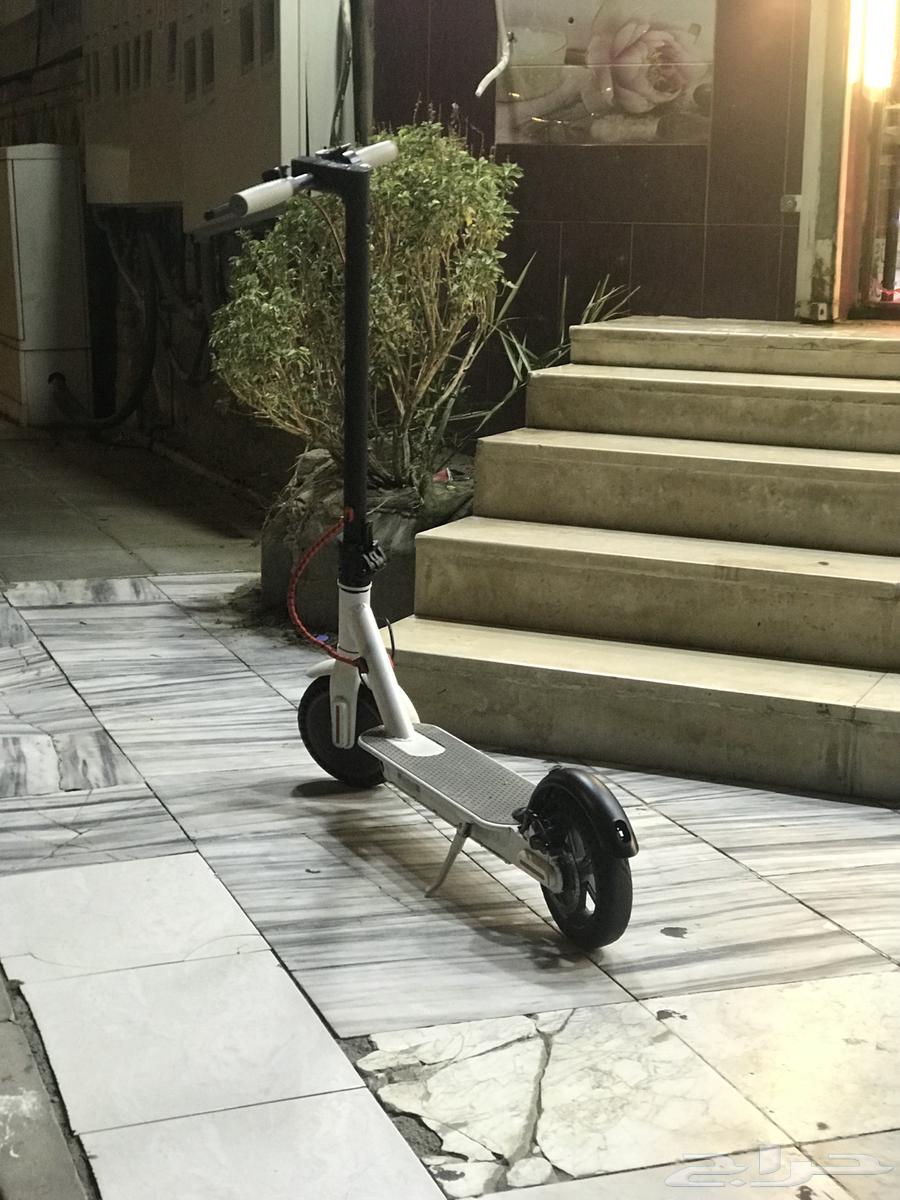 Electric scooter with box and charger, maximum speed 45, light usage63761902082051110