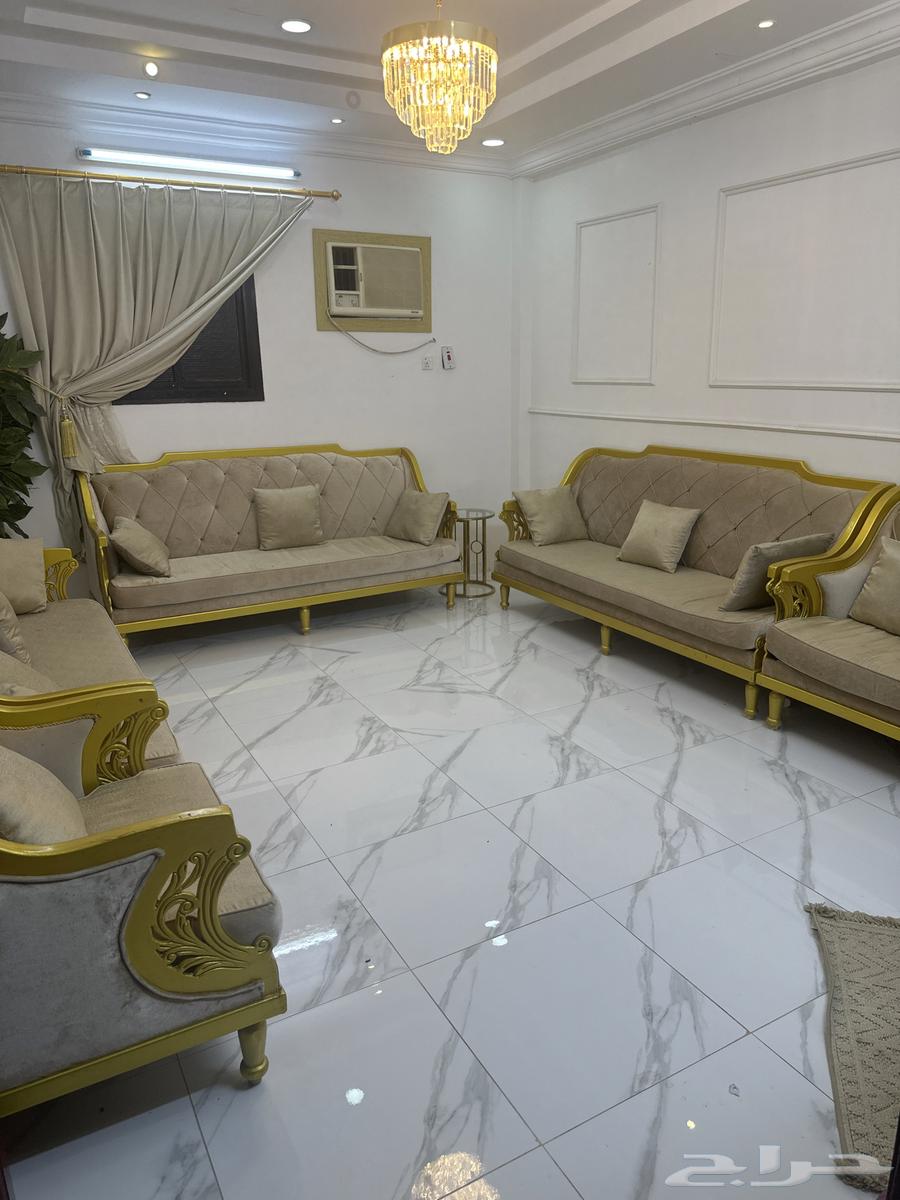 كنب للبيع مع الستارة وطاولة ستيل هديه63763760933506112