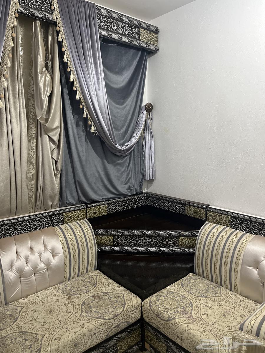 كنب مغربي مع الطاولات والستاره للبيع بشكل عاجل63708580523011110