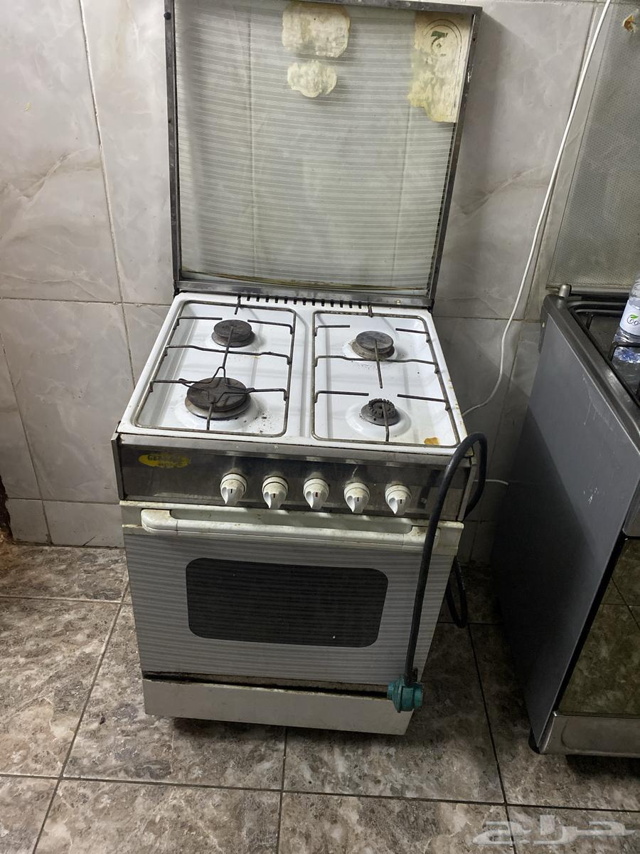 Four-burner stove in good condition, everything works top and bottom, third highest63772933212801110
