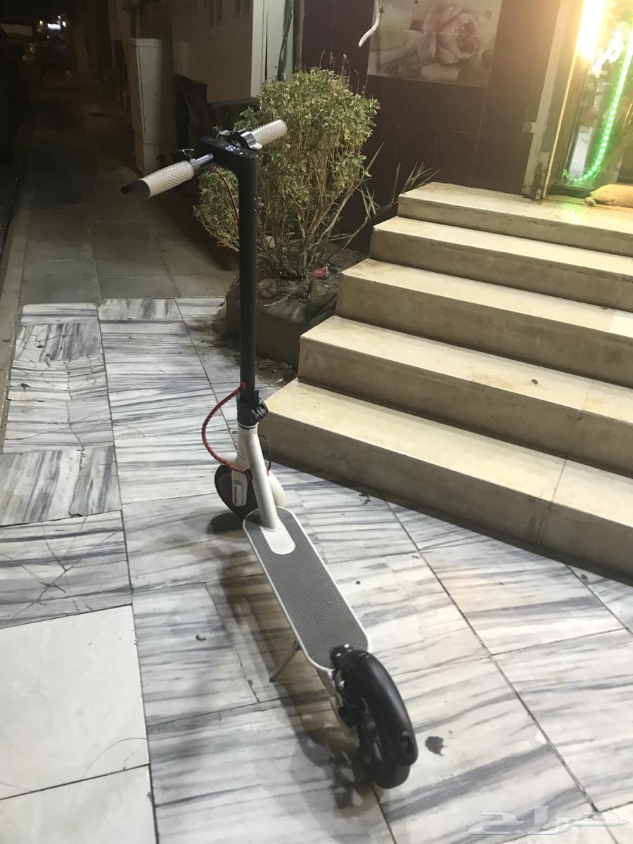 Electric scooter with box and charger, maximum speed 45, light usage63761902082051112