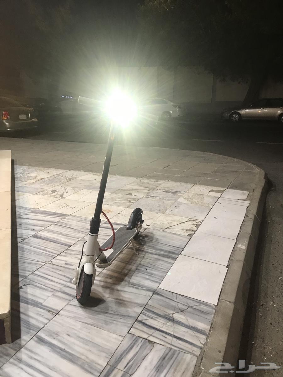 Electric scooter with box and charger, maximum speed 45, light usage63761902082051113