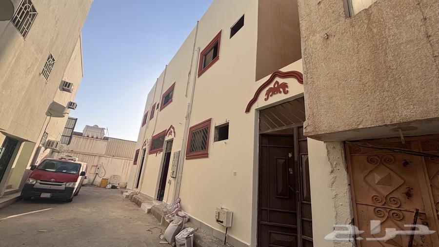 للبيع عمارة سكنية فيها ثلاث شقق بحي السادة63612301292290112
