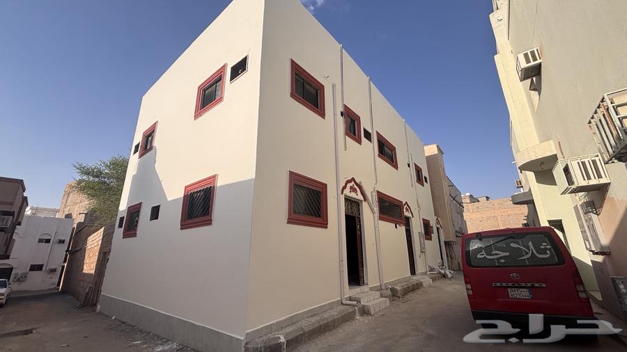 للبيع عمارة سكنية فيها ثلاث شقق بحي السادة63612301292290111