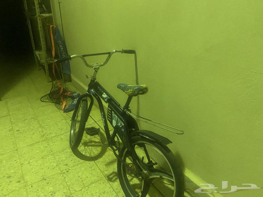 Hello, the bicycle is overloaded and has a broken fork in the front63772533905665110