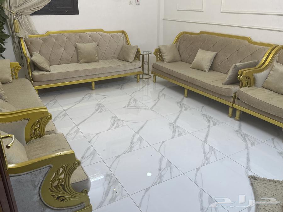 كنب للبيع مع الستارة وطاولة ستيل هديه63763760933506111