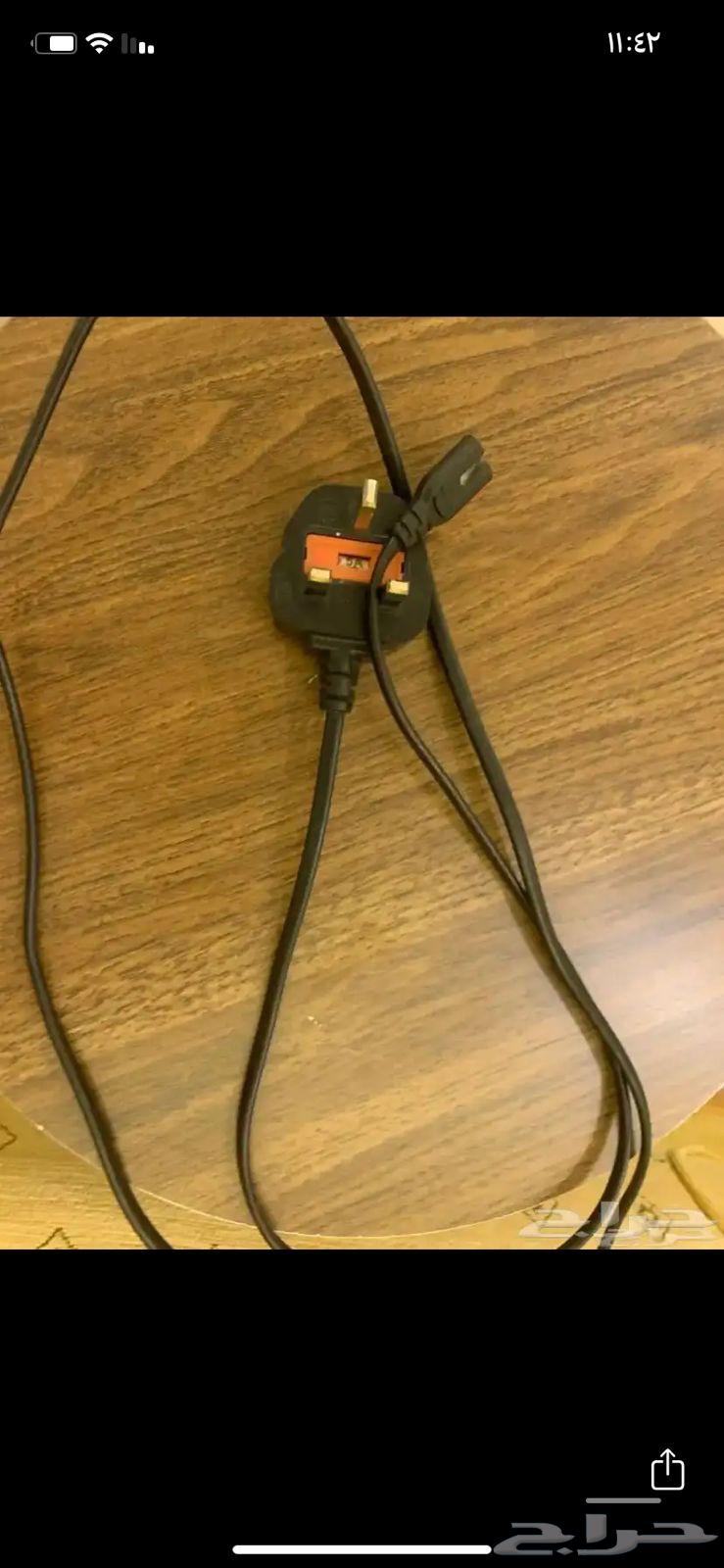 Sony 4 with its cables, mouse, and keyboard with two hands63773905796739111
