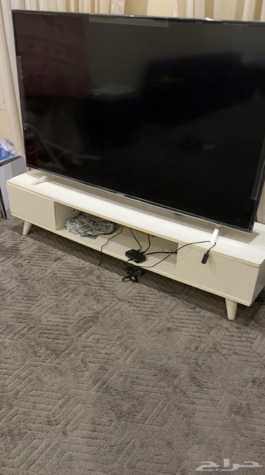 Used sofa, table, and carpet63779379528961110