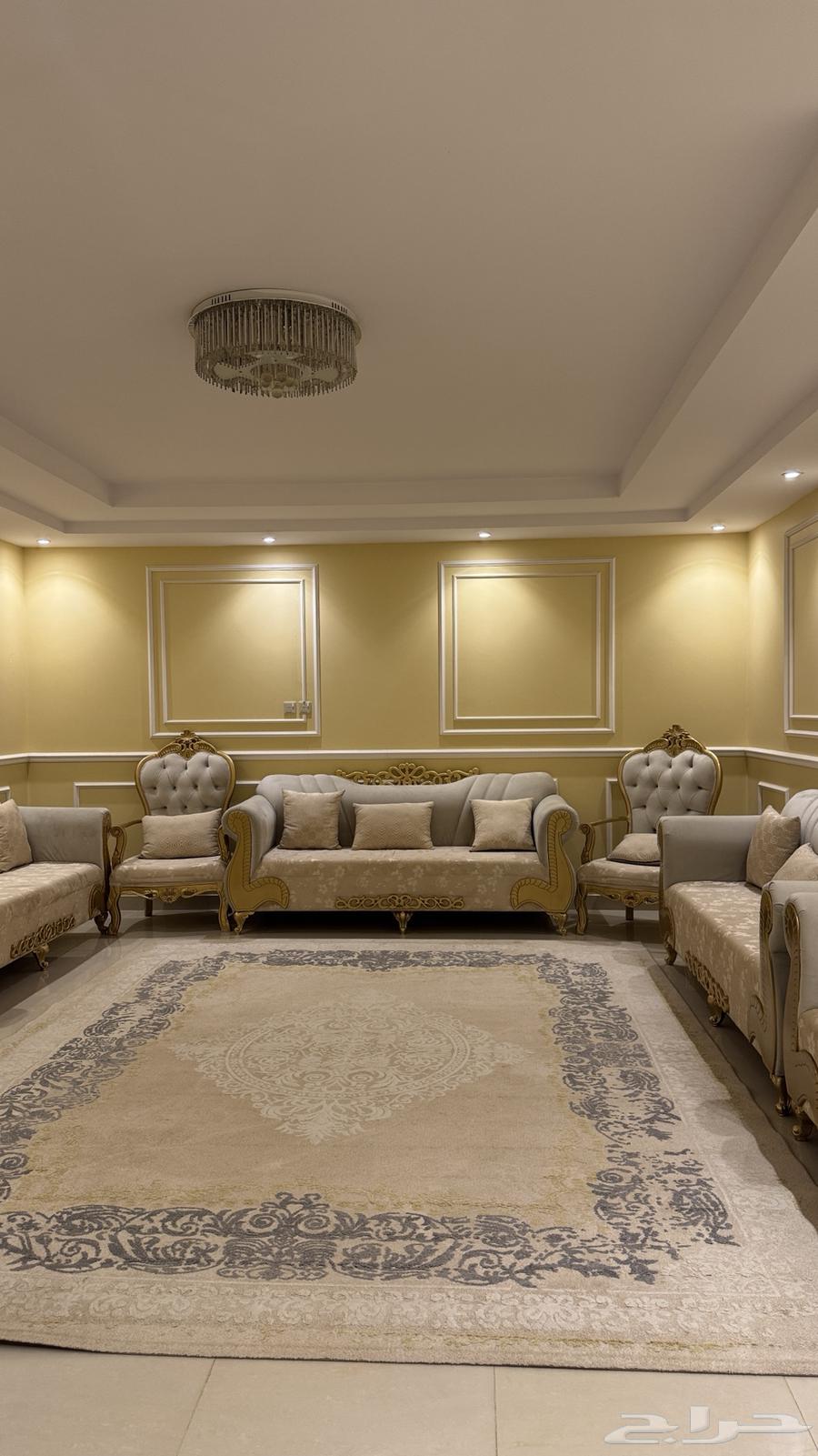 Selling a clean sofa set with table and mat63783953576577111