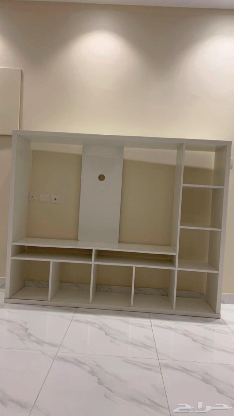 طاولة تلفزيون من ايكيا استخدام بسيط ونظيفه جدا63774303631107110