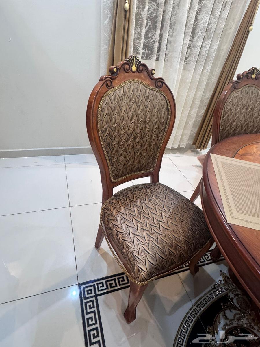 للبيع طاولة أكل ودولاب63776712523905111