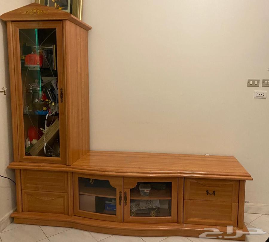 للبيع طاولة تلفزيون مع دولاب جانبي63777109699459110