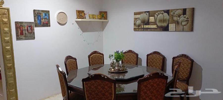 طاولة خشب فاخره بنيه مع كراسيها ال 9 نظيفه وفخمه63778759099394111