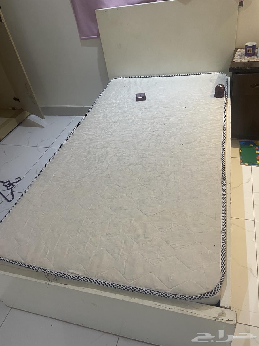 دولاب ست رفوف و اثنين علاق استعمال نظيف و سريرين نفر واحد63779068566018110