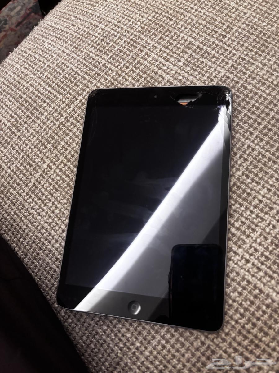 3 ايباد و 3 جوالات واحد مننهم خربان ( مدري كم قيقه )63781287888771110