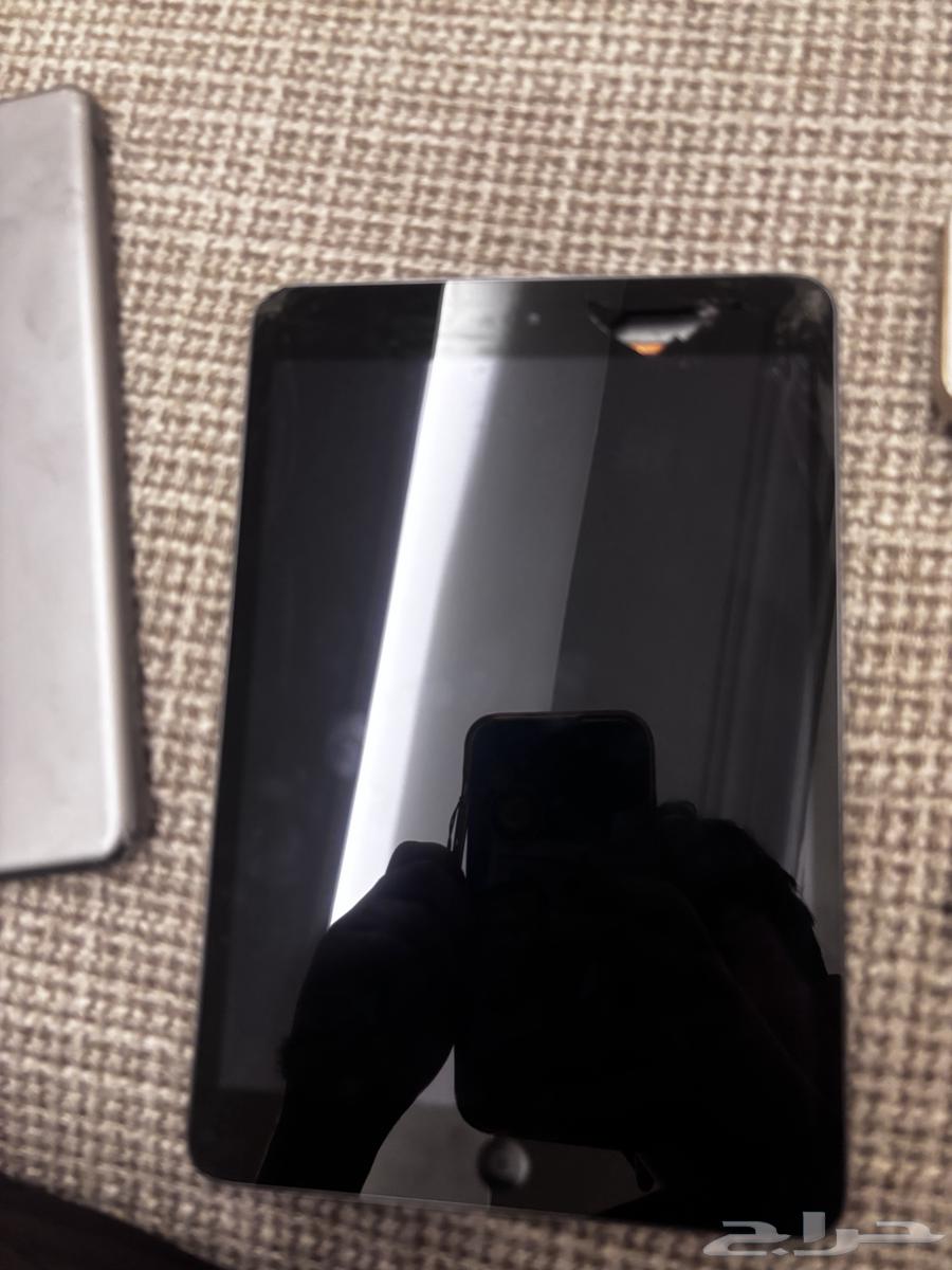 3 ايباد و 3 جوالات واحد مننهم خربان ( مدري كم قيقه )63781287888771112
