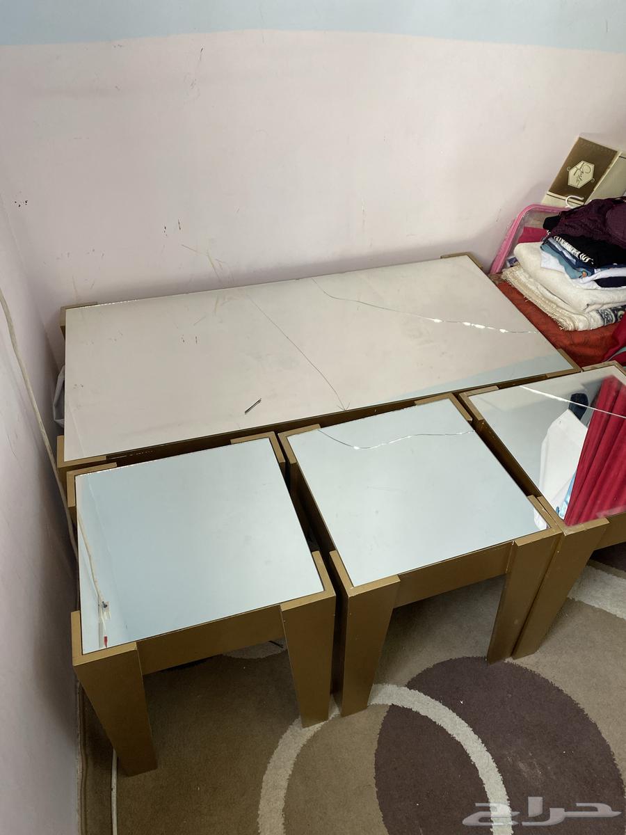 طاوله للبيع فيها كسور فا الكبيره و الصغيره ثنتين بس63778001083138110