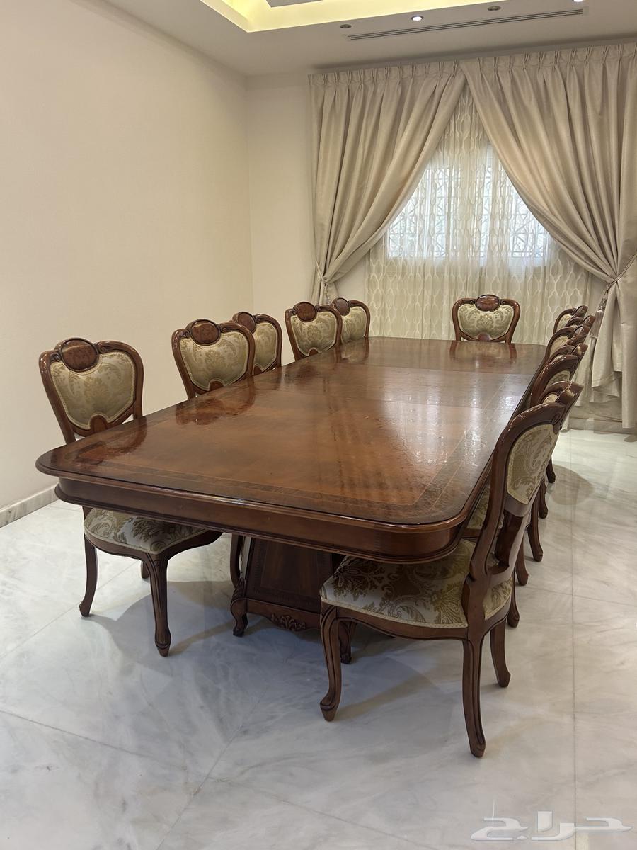 Dining table with 12 chairs, in good and clean condition63776607114371111