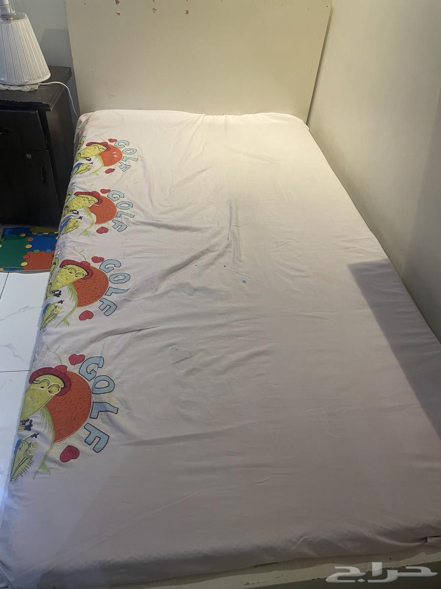 دولاب ست رفوف و اثنين علاق استعمال نظيف و سريرين نفر واحد63779068566018111