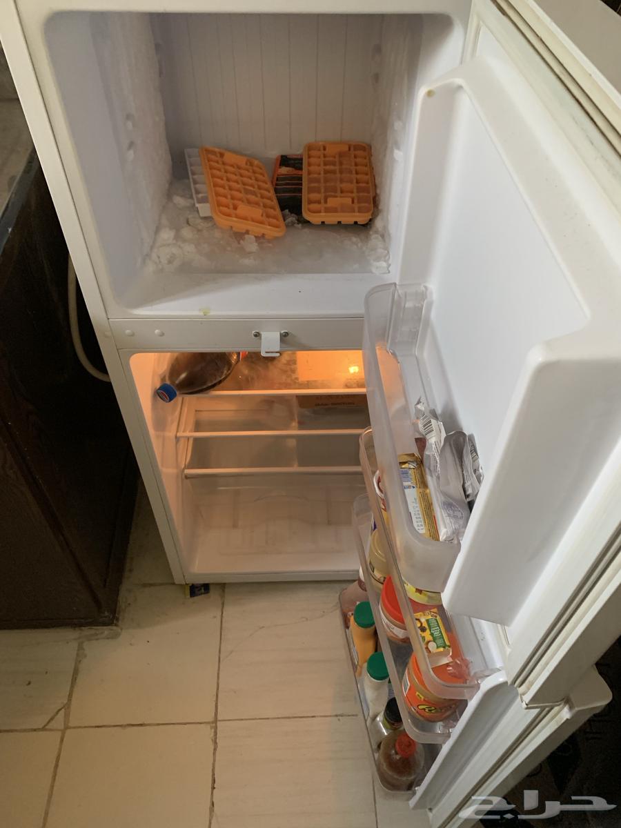 للبيع ثلاجه نظيفه جدا وكنب نظيف جدا63783166891907112