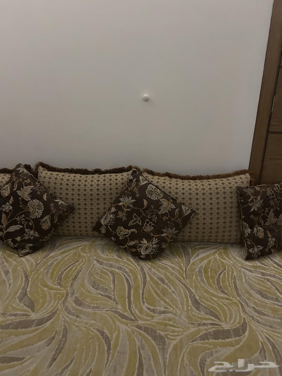 Back cushions and two tables63784801948161111