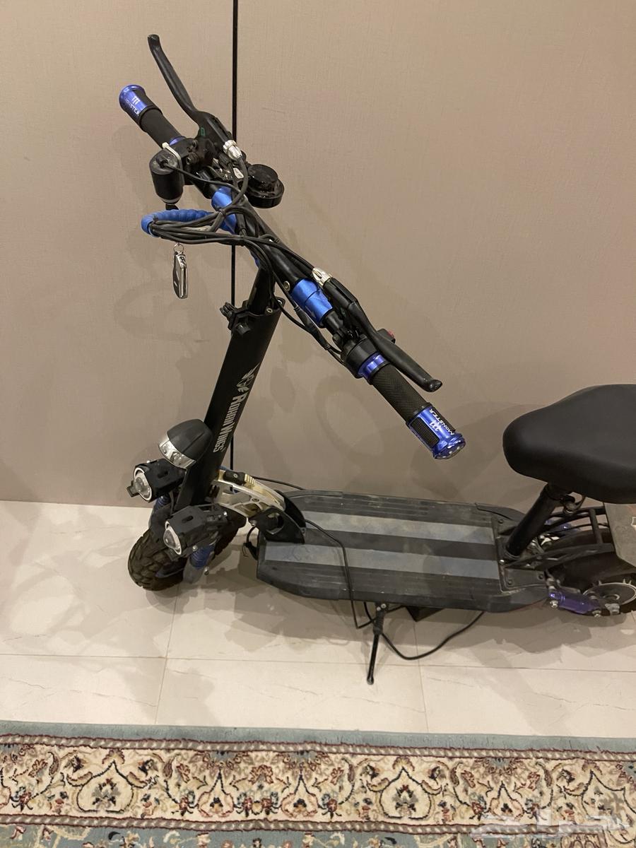 Semi-new fast scooter with seat63799434272899112