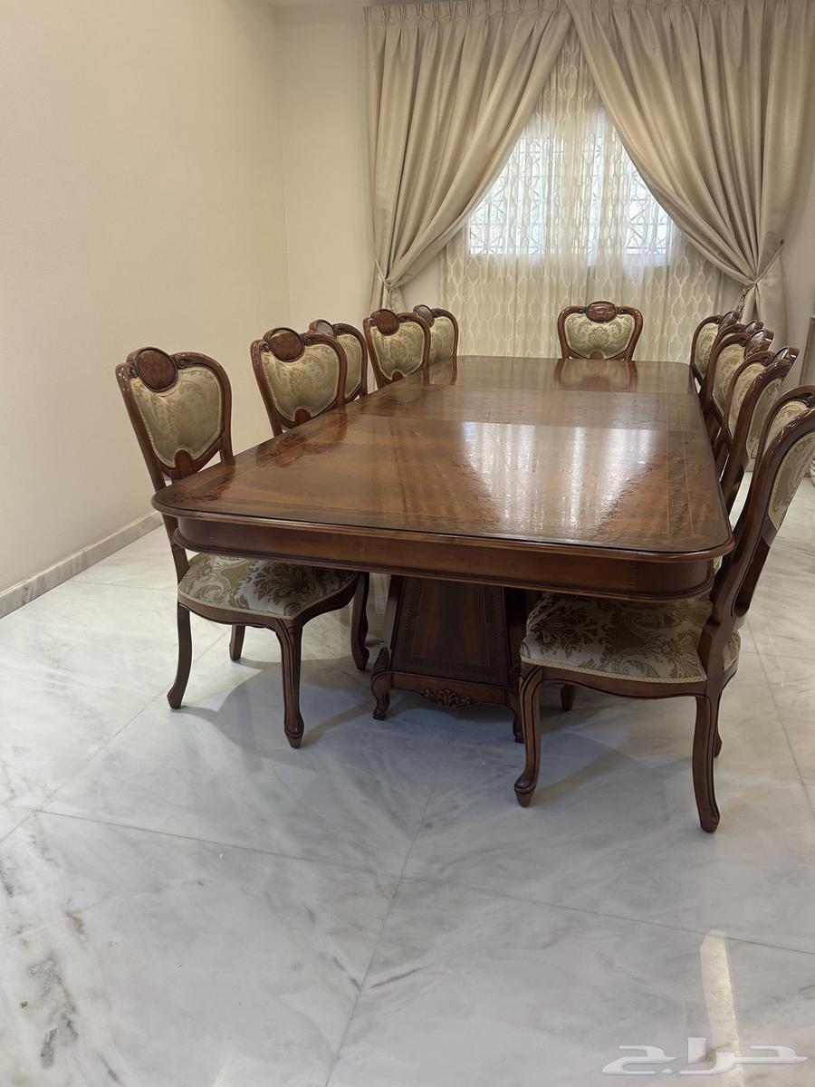 Dining table with 12 chairs, in good and clean condition63776607114371110