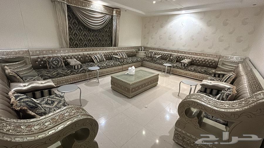 كنب متصل نضيف جدا  خالي من القطع والخدش مع طاوله كبيره زجاجي63784802152322110