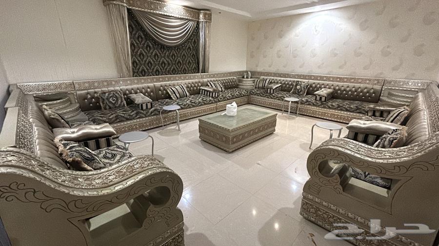 كنب متصل نضيف جدا  خالي من القطع والخدش مع طاوله كبيره زجاجي63784802152322112