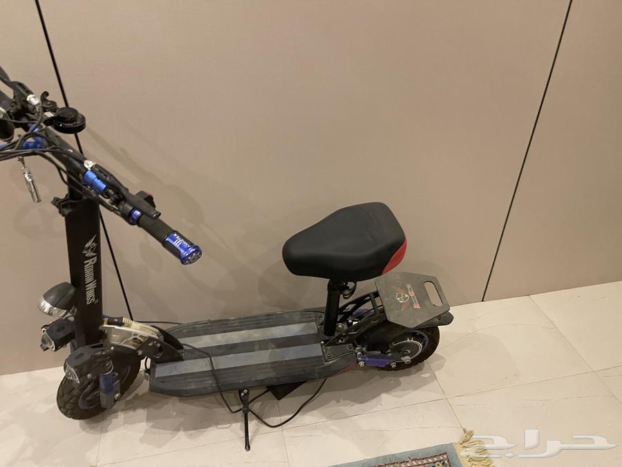 Semi-new fast scooter with seat63799434272899113